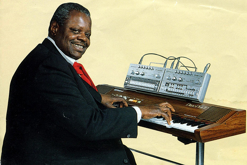 http://www.qvcdisco.co.uk/wordpress/wp-content/uploads/2012/03/oscar_peterson_tb303_tr606.jpg